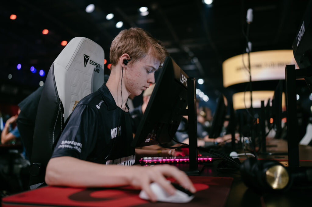 MaiL09 shines as CS team storms toward quarterfinals in ESL Challenger