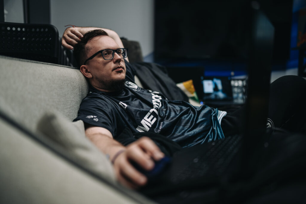 vinS rallies men to swift 2-0 victory in Counter-Strike team’s opening match